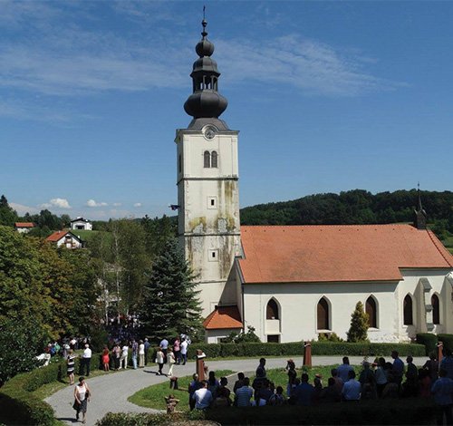 Župnijski dvorec in cerkev Marijinega vnebovzetja Blažene Device Marije 